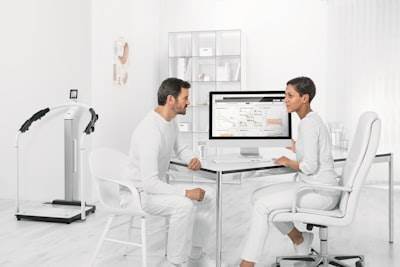 Optimización automatizada de la recogida de pacientes mediante análisis multi-modal y modelado predictivo para mejorar la eficiencia en la atención de urgencias médicas.