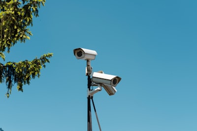 Reducción de falsas alarmas con validación temporal en videovigilancia