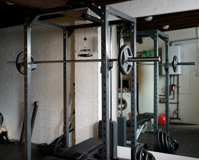 Este estante de almacenamiento es ideal para un gimnasio en casa.