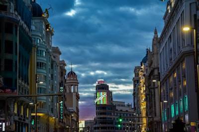 Mejora tus ingresos con programadores de una agencia destacada en Madrid