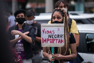 Estafadores usan IA para crear personas negras falsas y vender basura de Shein