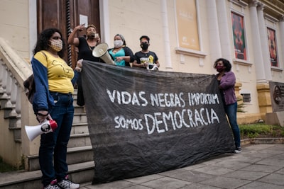 LLM4Branch: Descubriendo Políticas de Ramificación Eficientes