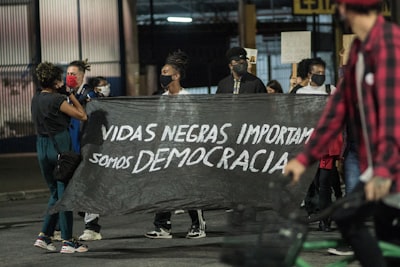 TRACE: Destilación focalizada mediante alineación de política propia enrutada por tokens