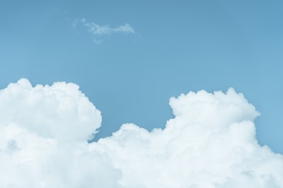 ¿Servicios de alojamiento en la nube multilingües para aplicaciones personalizadas?