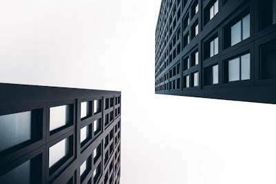 Comparación de tablero de interruptores inteligente para agencias inmobiliarias vs competidores para PYMES 2024