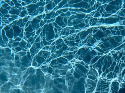 Liquidez óptima en piscinas AMM con comisiones estocásticas