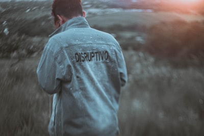 DepthKV: Poda de caché KV por capas para LLMs de contexto largo