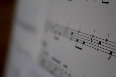 Evaluación de modelos de recompensa musical con instrucciones multimodales compositivas