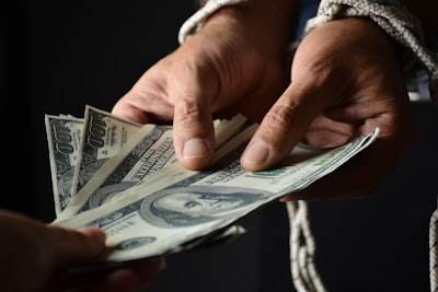 Agencias federales confiscan 15 billones de dólares en supuesta estafa de trabajo forzado basada en "sufrimiento humano"