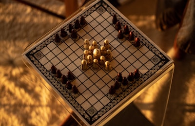 Una vista de juegos de campo medio sobre el agrupamiento evolutivo
