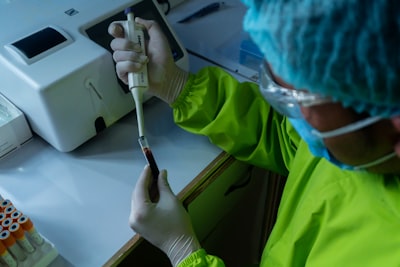 Detección de anomalías con grafos adaptativos y aprendizaje semisupervisado