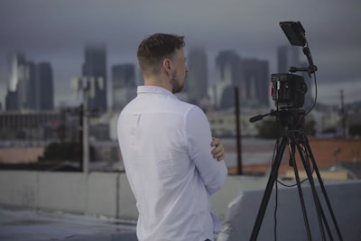 Preparación del equipo para videos de marketing de IA.