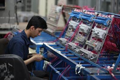 Proyecto bipartidista busca prohibición de 10 años en equipamiento chino para beneficiarios de la subvención CHIPS
