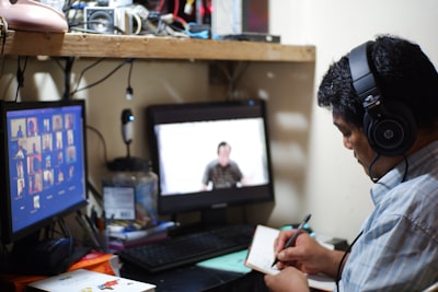 Refuerzo en streaming con observabilidad parcial y recurrencia en tiempo real