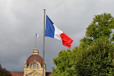 Francia considera limitar uso de VPN para proteger a menores en redes sociales