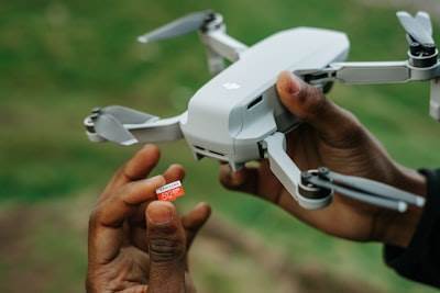 Ahorros con inteligencia artificial en distribución de drones gubernamentales