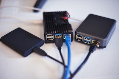 LiteLoRA: reduciendo adaptadores activos en fine-tuning continuo