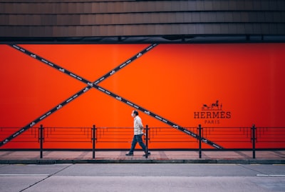 HERMES: Caché KV Jerárquico para Comprensión Eficiente de Video Streaming