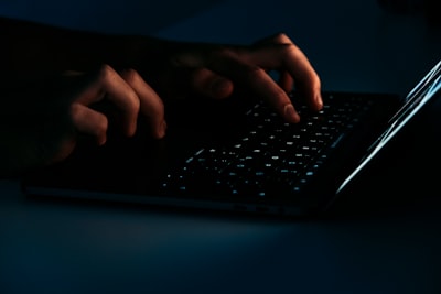 Un 'activo' del FBI involucrado en venta de fentanilo en sitio web oscuro