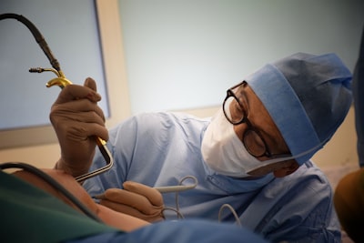 VLMs eficientes en parámetros para endoscopia: generación de imágenes y preguntas visuales