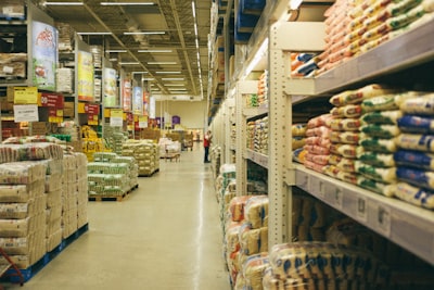 ¿Cómo se protege la información confidencial en el sistema de gestión de tiendas de alimentos especializados?