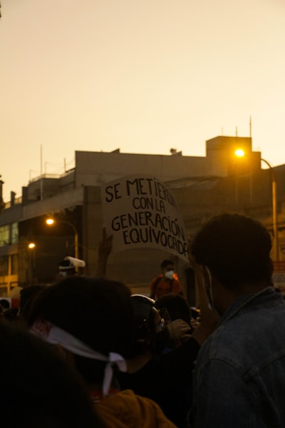 Difusión Discreta Consciente de Dependencias para Grafos de Escena