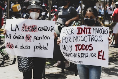 ¿Necesitan los agentes proactivos un LLM para decidir cuándo despertar y qué anclar?