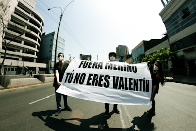 ¿Qué tan lejos están los VLM de la conciencia de privacidad en el mundo físico?