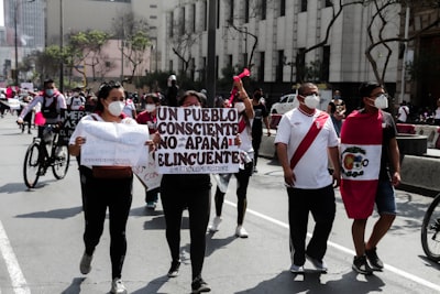 Protesta de funcionarios ante junta de Capita por caos en pensiones