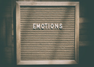 Claves de la síntesis de voz emocional humana: el marco CoCoEmo