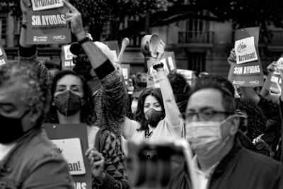 Una encuesta sobre destilación en política para grandes modelos de lenguaje