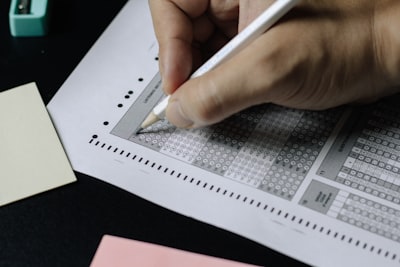 Los LLMs igualan o superan la doble corrección humana en GCSE