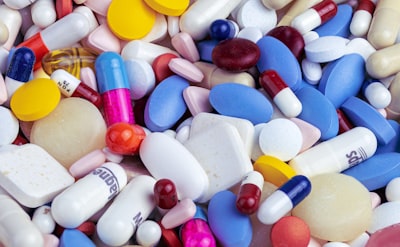 Racionalidad limitada en farmacéuticos: modelo ante escasez de medicamentos