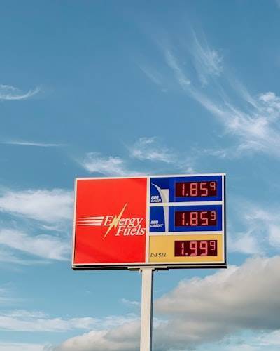 Precio del Gas: Por Primera Vez en Cuatro Años, El Precio por Galón Cae por Debajo de $3