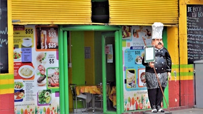 Aprendizaje Local Barato y Rápido para el Post-Entrenamiento de LLM