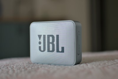 Ahorra más del 40% en este altavoz JBL ultra portátil