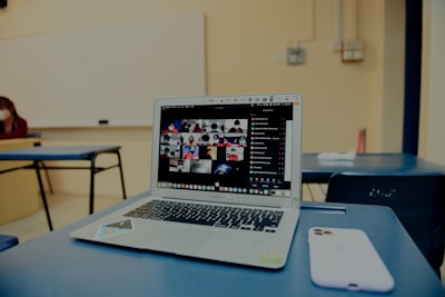 Selección de empresas para portal escolar con notas y tutoriales