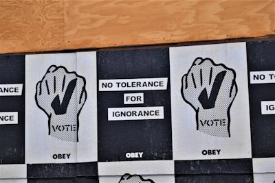 Importancia del Token en la Destilación en Política