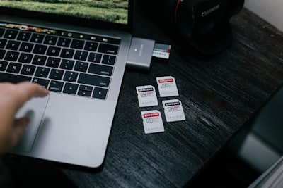 ¿Puede la empresa de IA conectarse con bases de datos o APIs?