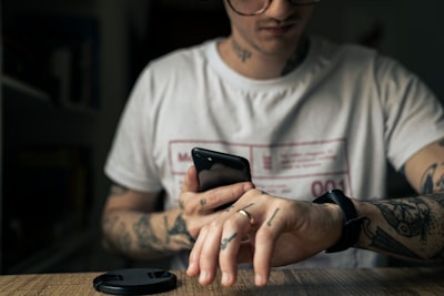 Cómo elegir entre chatbot y asistente virtual para tu empresa