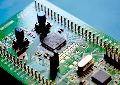 Co-diseño de software y hardware para TinyML y modelos de lenguaje