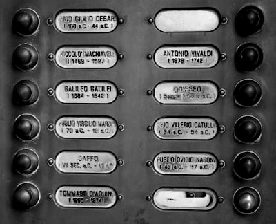 Control de voltaje en redes de distribución con modelo de lenguaje grande como operador