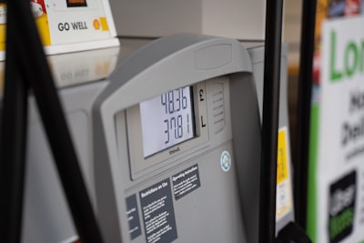 Gasolina a $4.55: conductores enfrentan costos crecientes en el surtidor