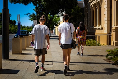 Estudiantes australianos crean plataforma de codificación para ayudar a estudiantes en Sri Lanka