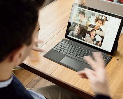 Guía completa de intranet para equipos remotos con chat en Málaga 2026