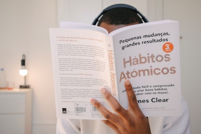 Ataques Jerárquicos para Razonamiento Multi-Modal y Multi-Agente