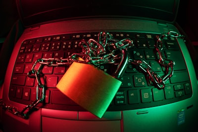 32 paquetes npm infectados con malware robacredenciales