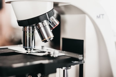Control de calidad en aprendizaje activo para microscopía autónoma