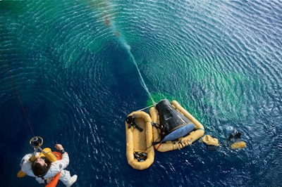 Calibración conjunta de bases polinómicas y neuronales para AUV