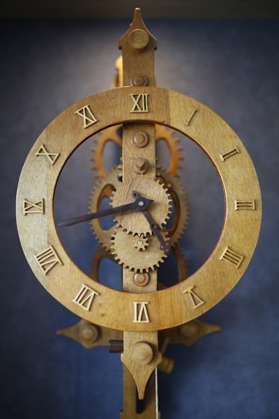 Machine Learning y el Ecuante: Hacia un Reloj Dinámico Universal
